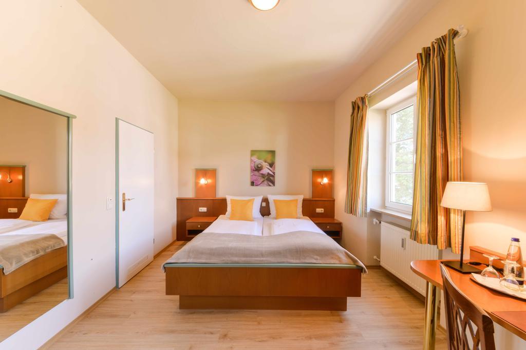 Hotel Boardinghouse Pfarrkirchen Pokoj fotografie